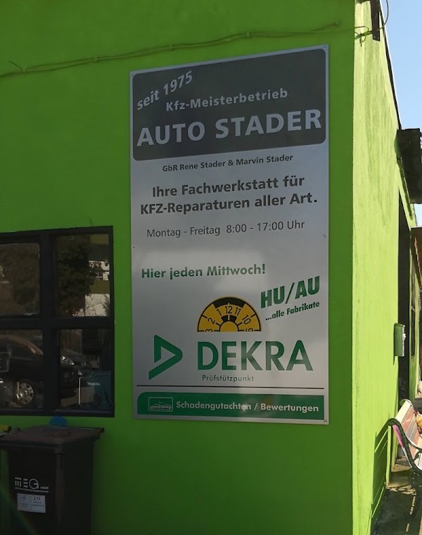 Eigenes Werbeschild von Auto Stader: seit 1975 Kfz-Meisterbetrieb, GbR Rene Stader und Marvin Stader, DEKRA Prüfstützpunkt